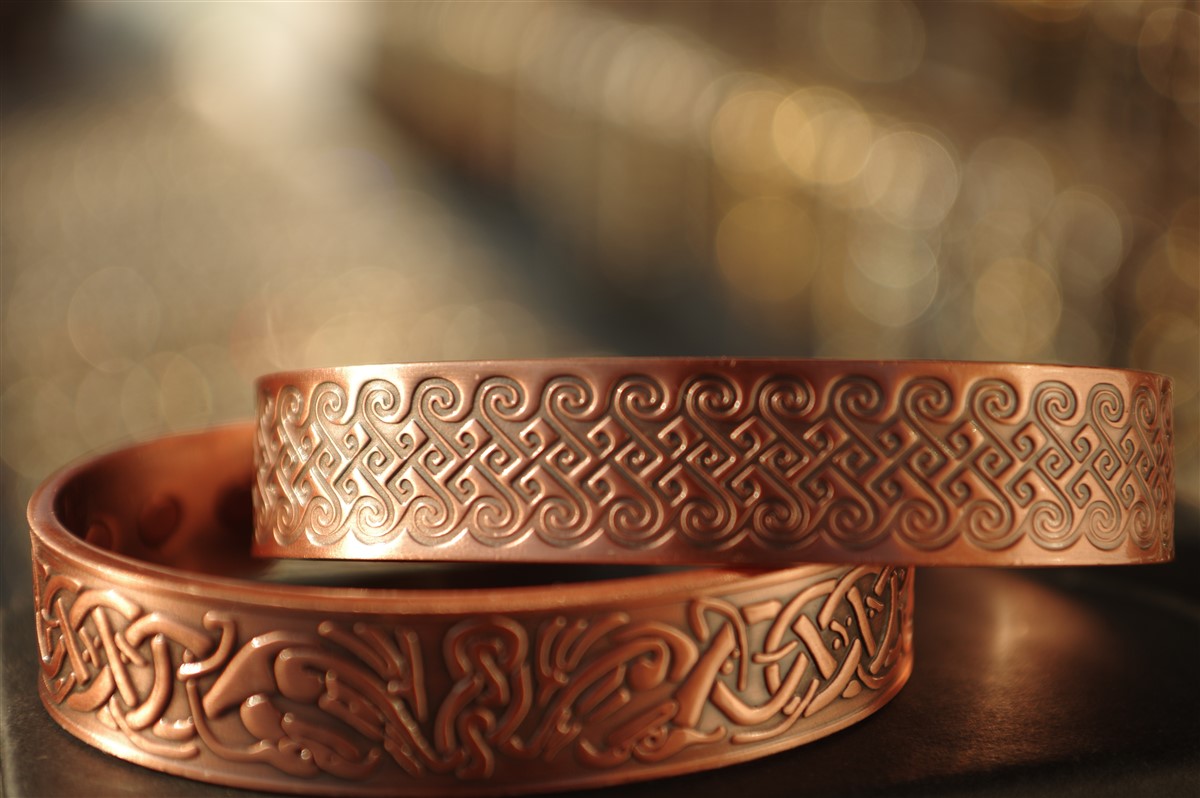 bracelet tibétain artisanal en cuivre : l’authenticité au poignet