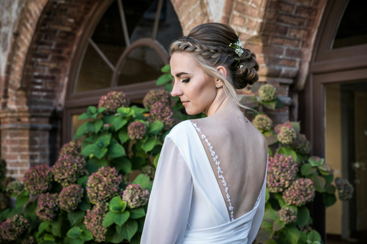 Les meilleures coiffures de mariage sur cheveux courts et fins à adopter