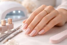découvrez les secrets d'une tenue impeccable avec le vernis en gel uv : conseils, astuces et techniques pour des ongles parfaits et durables.