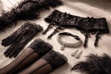 découvrez les accessoires parfaits pour sublimer votre lingerie inspirée par les danseuses de cabaret. plumes, porte-jarretelles et bijoux glamour pour un look élégamment audacieux.