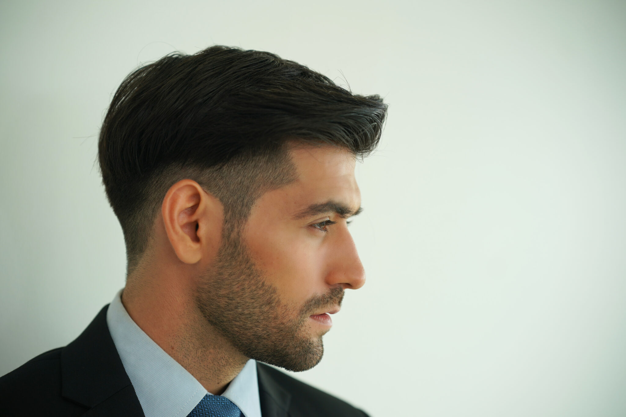 Les célébrités qui portent la coupe homme avec dégradé bas et leurs looks inspirants