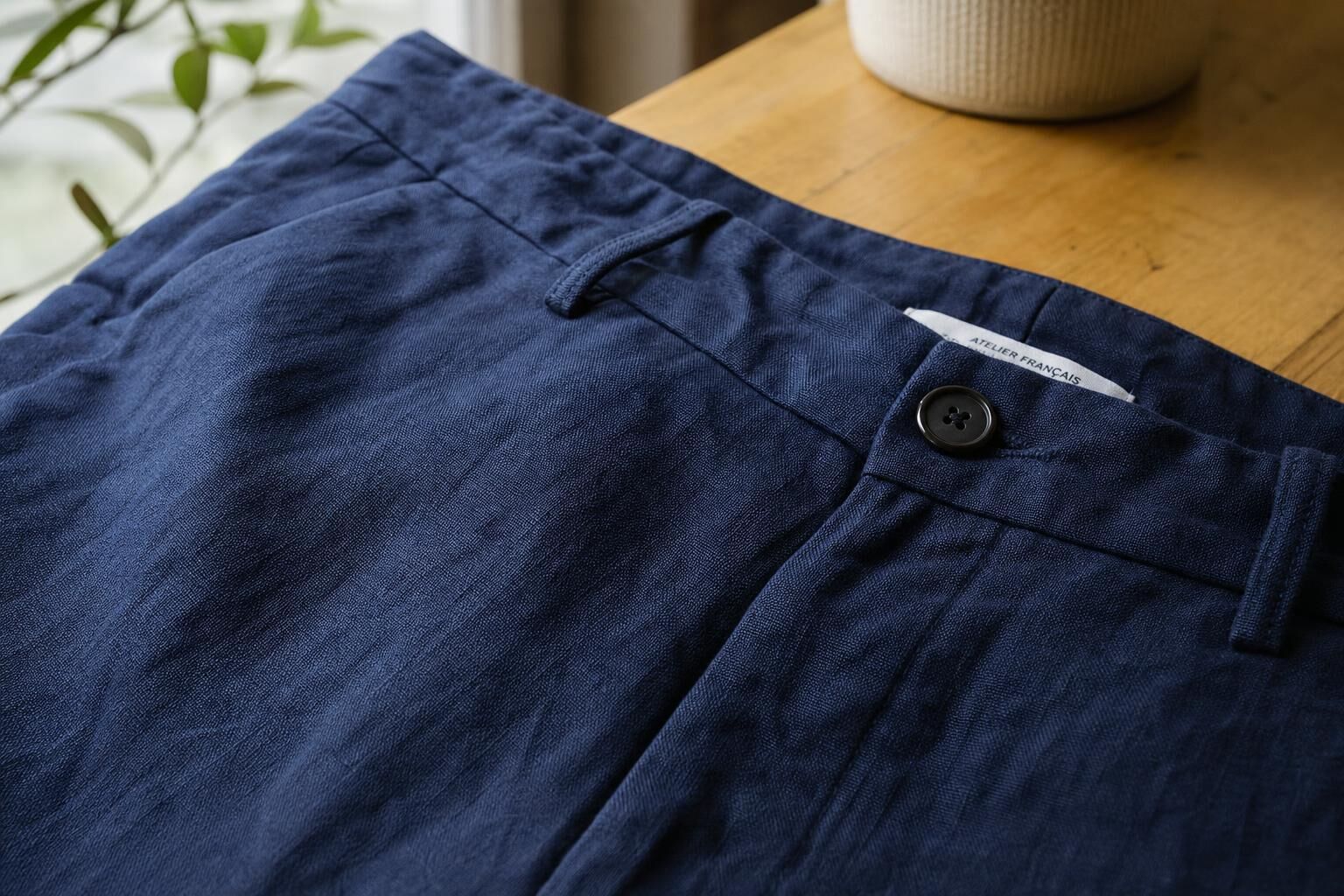 Découvrez pourquoi le pantalon en lin pour homme est l'incontournable de votre garde-robe estivale, alliant confort, légèreté et élégance pour affronter la chaleur avec style.