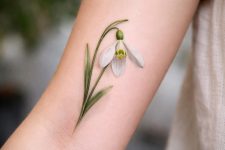 découvrez la signification du tatouage perce-neige, un motif alliant beauté esthétique et riche symbolique, symbole d'espoir et de renouveau.